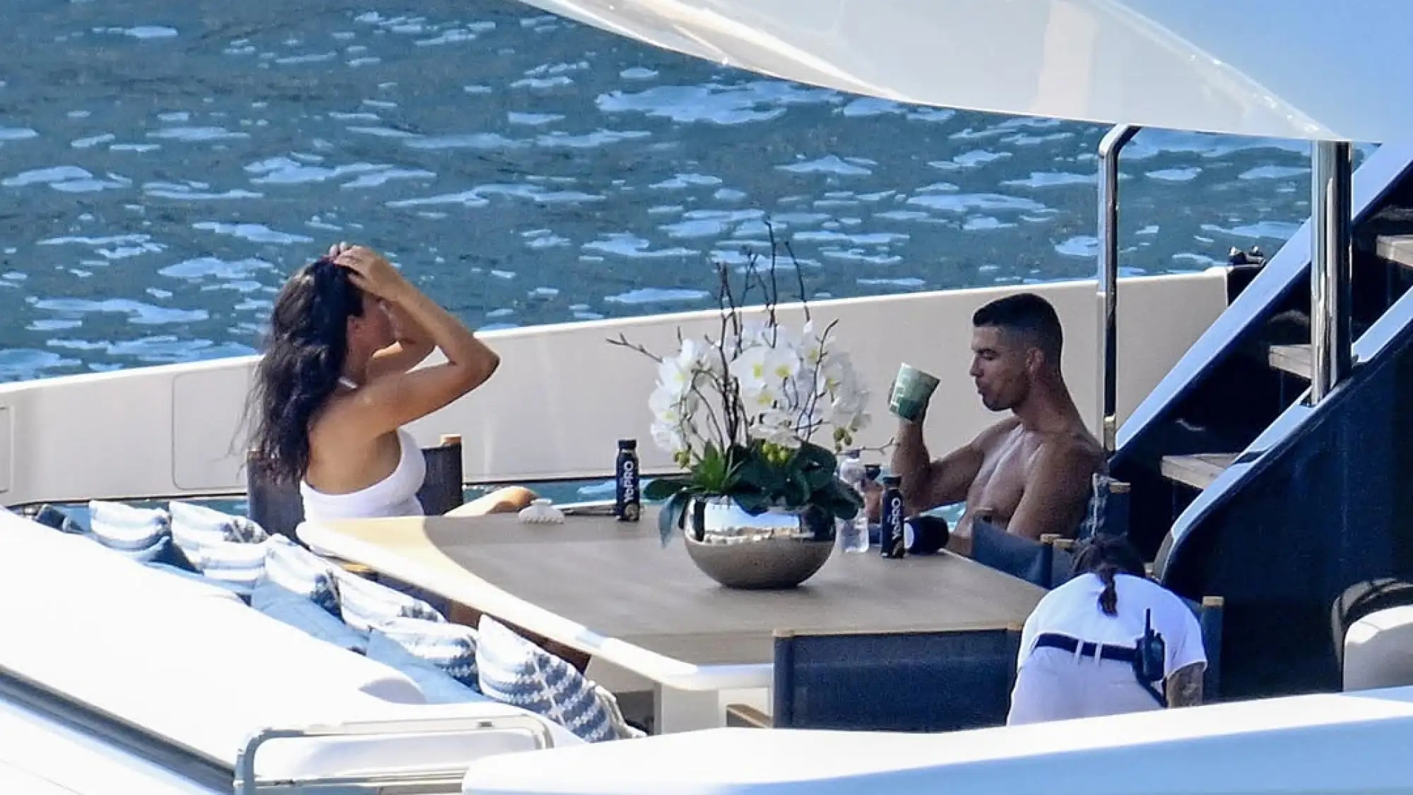 🛳C罗被拍到在马洛卡岛乘坐价值600万欧的游艇度假，乔治娜作伴